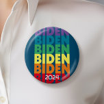 Joe Biden 2024 - retro gradiënt regenboog kleuren Ronde Button 5,7 Cm<br><div class="desc">Een leuk ontwerp met Biden's naam herhaald in verschillende kleuren. Voor ervaren gebruikers kunt u naar het bewerkingsgebied gaan en alle kleuren wijzigen. In 2024 deed hij mee aan de verkiezingen voor de Democratische voorverkiezingen. Check onze winkel voor andere kandidaten en campagnes.</div>
