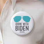 Joe Biden 2024 - Ridin' with Biden Ronde Button 5,7 Cm<br><div class="desc">Een leuk ontwerp met een vliegerzonnebril in een moderne blauwgroen kleur. In 2024 deed hij mee aan de verkiezingen voor de Democratische voorverkiezingen. Check onze winkel voor andere kandidaten en campagnes.</div>