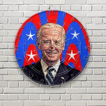 Joe Biden Caricature Cartoon Dartbord<br><div class="desc">Karikatuur van Joe Biden op een abstracte rode witte en blauwe sterren en strepen achtergrond. De rode stip op het midden van het dartboard valt samen met de neus van de cartoon.</div>