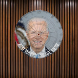 Joe Biden Dartbord<br><div class="desc">Het album bevat een afbeelding van Joe Biden. Voeg je grappige sms toe en veel plezier tijdens de Amerikaanse verkiezingen.</div>