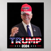 Joe Biden draagt een Pet van Trump 1 Poster (Voorkant)