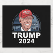 Joe Biden draagt een Pet van Trump Bier Etiket (Enkel label)