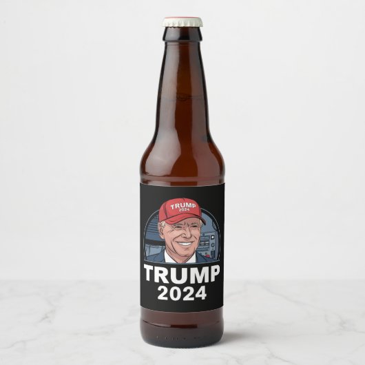 Joe Biden draagt een Pet van Trump Bier Etiket (Voorkant)