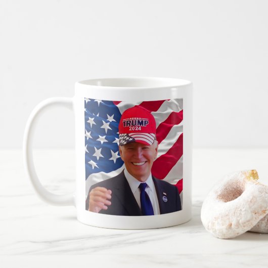 Joe Biden draagt een Pet van Trump Koffiemok (Met donut)