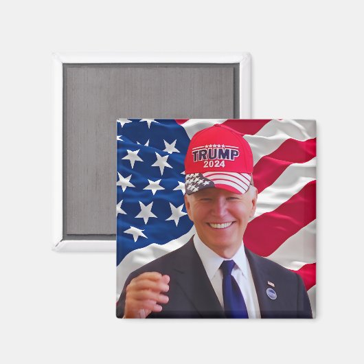 Joe Biden draagt een Pet van Trump Magneet (Voorkant / Achterkant)