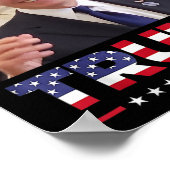 Joe Biden draagt een Pet van Trump Poster (Hoek)