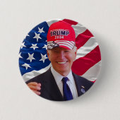 Joe Biden draagt een Pet van Trump Ronde Button 5,7 Cm (Voorkant)