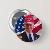 Joe Biden draagt een Pet van Trump Ronde Button 5,7 Cm (Voorkant /achterkant)