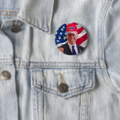 Joe Biden draagt een Pet van Trump Ronde Button 5,7 Cm (In situ)
