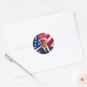 Joe Biden draagt een Pet van Trump Ronde Sticker (Envelop)