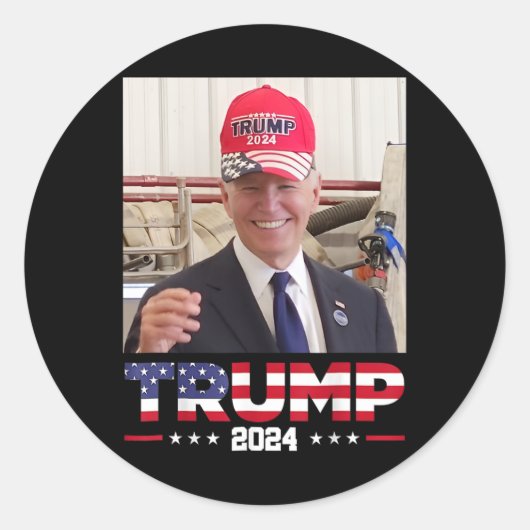 Joe Biden draagt een Pet van Trump Ronde Sticker (Voorkant)