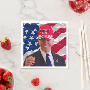 Joe Biden draagt een Pet van Trump Servet