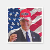 Joe Biden draagt een Pet van Trump Servet (Voorkant)