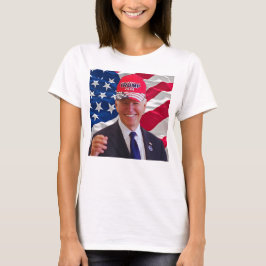 Joe Biden draagt een Pet van Trump T-shirt