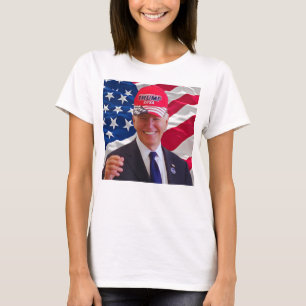 Joe Biden draagt een Pet van Trump T-shirt
