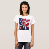 Joe Biden draagt een Pet van Trump T-shirt (Voorkant volledig)