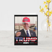 Joe Biden draagt een Trump-hoed  Kaart (Gele Bloem)