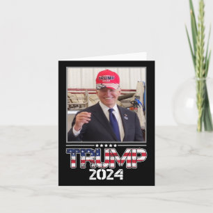 Joe Biden draagt een Trump Pet verkiezing 2024 Kaart