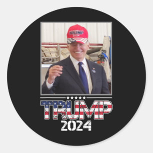 Joe Biden draagt een Trump Pet verkiezing 2024 Ronde Sticker
