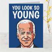 JOE BIDEN FUNNY BIRTHDAY JE ZIET ZO JONG KAART (Gele Bloem)