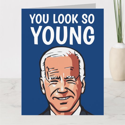 JOE BIDEN FUNNY BIRTHDAY JE ZIET ZO JONG KAART (Voorkant)