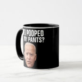 JOE BIDEN GRAPPIG WIE POOPED KOFFIE MOK (Voorkant links)