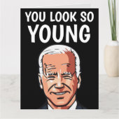 JOE BIDEN JE KIJKT ZO JONGE FUNNY BIG BIRTHDAY CAR KAART (Voorkant)