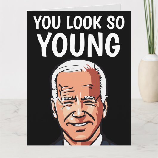 JOE BIDEN JE KIJKT ZO JONGE FUNNY BIG BIRTHDAY CAR KAART (Voorkant)