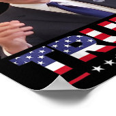 Joe Biden met een Trump-hoed 1 Poster (Hoek)