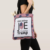 Joe Trumped Trump, Amerikaanse vlag Tote Bag (Dichtbij)