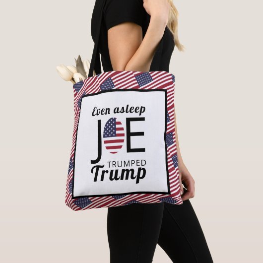 Joe Trumped Trump, Amerikaanse vlag Tote Bag (Dichtbij)