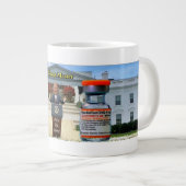 Joey aan de helm die Covid. info. Grote Koffiekop (Voorkant rechts)