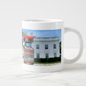 Joey aan de helm die Covid. info. Grote Koffiekop (Rechts)