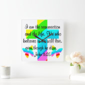  JOHANNES 11:25 REGENBOGEN EN VLINDERS VIERKANTE KLOK (Huis)