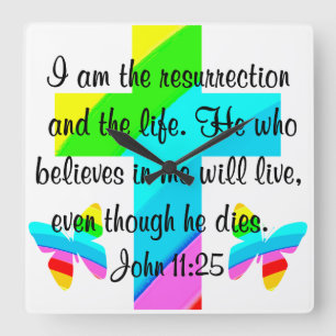 JOHANNES 11:25 REGENBOGEN EN VLINDERS VIERKANTE KLOK