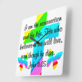  JOHANNES 11:25 REGENBOGEN EN VLINDERS VIERKANTE KLOK (Hoek)