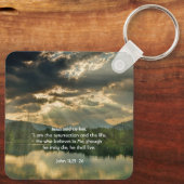 Johannes 11: 25, Schriftuurherinnering Geschenk Sleutelhanger (Achterkant)