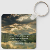 Johannes 11: 25, Schriftuurherinnering Geschenk Sleutelhanger (Achterkant)