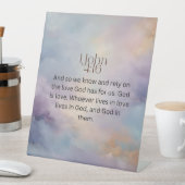 Johannes 4:16 Bijbelvers over het ontwerp van de W Reclamebord Met Voetstuk (Insitu)