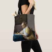 Johannes Vermeer - Een dame die een brief schrijft Tote Bag (Dichtbij)