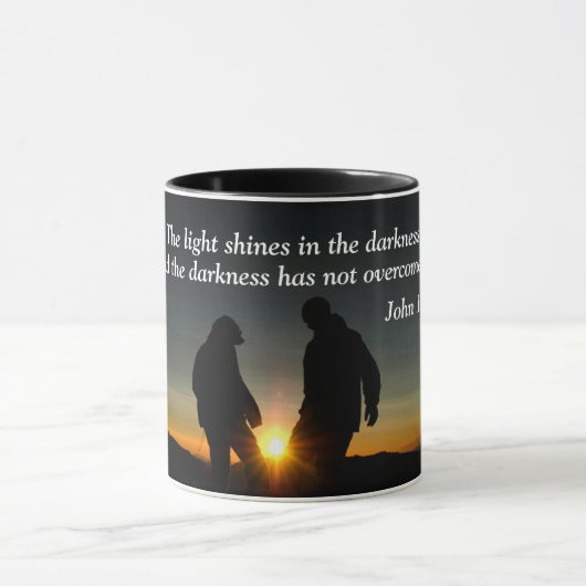 John 1:5 Het licht schijnt in het donker Mok (Midden)