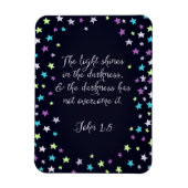 John 1:5 Het licht schijnt in het donkere Bijbelci Magneet (Verticaal)