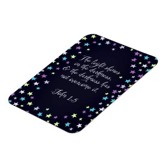 John 1:5 Het licht schijnt in het donkere Bijbelci Magneet (Linkerzijde)