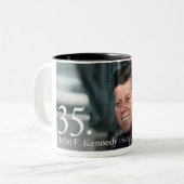 John F Kennedy Tweekleurige Koffiemok (Voorkant links)