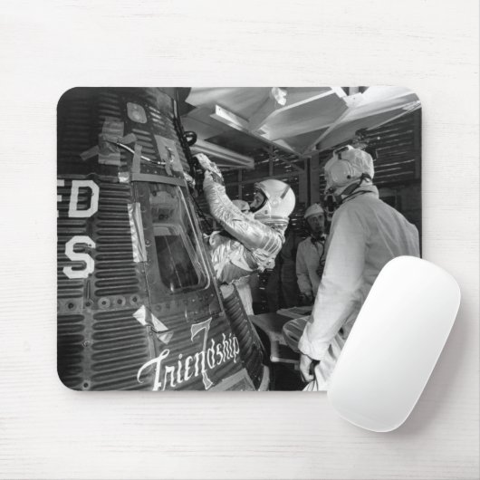 John Glenn Entering Friendship 7 Spacecraft Muismat (Met muis)