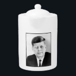 John Jack Kennedy President Witte Huis Theepot<br><div class="desc">De winterlucht kraakte met een zenuwachtige energie toen John F. Kennedy op de trappen van het Capitool stond, het gewicht van de geschiedenis zwaar op zijn jonge schouders. Op zijn 43ste was hij het jongste gekozen president ooit, en zijn inaugurele rede werd gekenmerkt door een optimisme dat in het hele...</div>