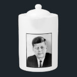 John Jack Kennedy President Witte Huis Theepot<br><div class="desc">De winterlucht kraakte met een zenuwachtige energie toen John F. Kennedy op de trappen van het Capitool stond, het gewicht van de geschiedenis zwaar op zijn jonge schouders. Op zijn 43ste was hij het jongste gekozen president ooit, en zijn inaugurele rede werd gekenmerkt door een optimisme dat in het hele...</div>