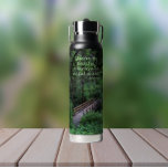 John Muir Quote Trail in het bos Waterfles<br><div class="desc">Houd je drankje warm of koud, waar je ook gaat, met deze trendy, vacuüm geïsoleerde waterfles met het foto-afbeelding van een wandelpad in een diep bos over een houten voetgangersbrug, samen met een inspirerend citaat van naturalist John Muir en gedrukt in groene letters met de tekst: "En in het bos...</div>