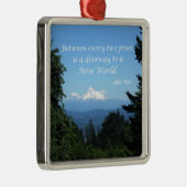 John Muir: "Tussen de twee pijnbomen is een deur" Metalen Ornament (Rechts)