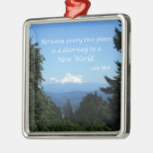 John Muir: "Tussen de twee pijnbomen is een deur" Metalen Ornament (Links)